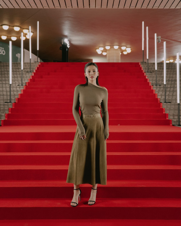 楊偲泳導彈級上圍重見天日震撼全場！超貼身裙360度睇勻S級曲線魔鬼身材