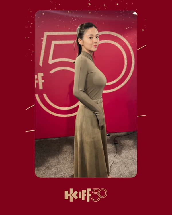 楊偲泳導彈級上圍重見天日震撼全場！超貼身裙360度睇勻S級曲線魔鬼身材