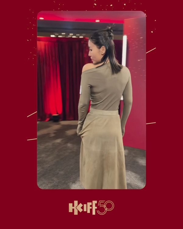 楊偲泳導彈級上圍重見天日震撼全場！超貼身裙360度睇勻S級曲線魔鬼身材