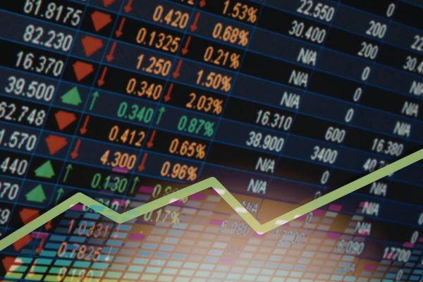 勁過請巴菲特！Google Gemini 變身「投資天才」10 條指令專業操作股票【散戶必學】