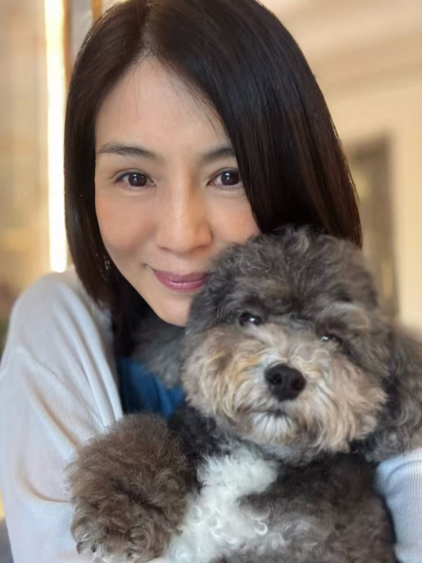 楊采妮激罕返港露面曝真實素顏 51歲狀態震撼網民:老咗但氣質真係無敵