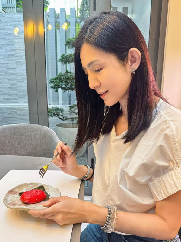 楊采妮激罕返港露面曝真實素顏 51歲狀態震撼網民：老咗但氣質真係無敵