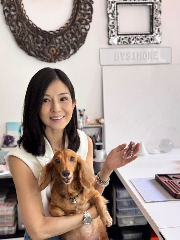 楊采妮激罕返港露面曝真實素顏 51歲狀態震撼網民：老咗但氣質真係無敵