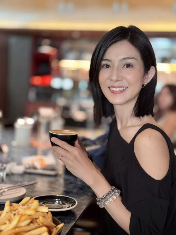 楊采妮激罕返港露面曝真實素顏 51歲狀態震撼網民：老咗但氣質真係無敵