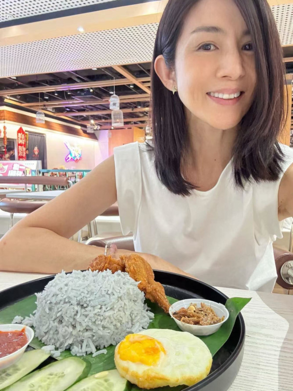 楊采妮激罕返港露面曝真實素顏 51歲狀態震撼網民：老咗但氣質真係無敵