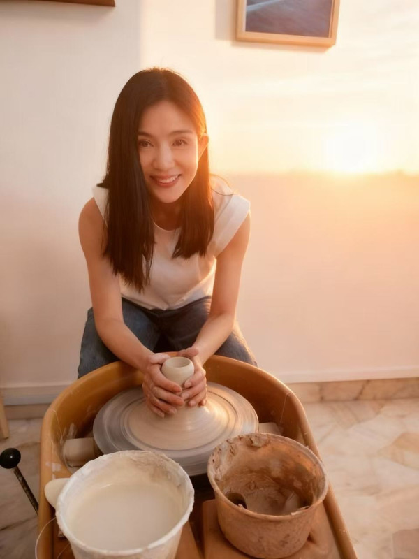 楊采妮激罕返港露面曝真實素顏 51歲狀態震撼網民:老咗但氣質真係無敵