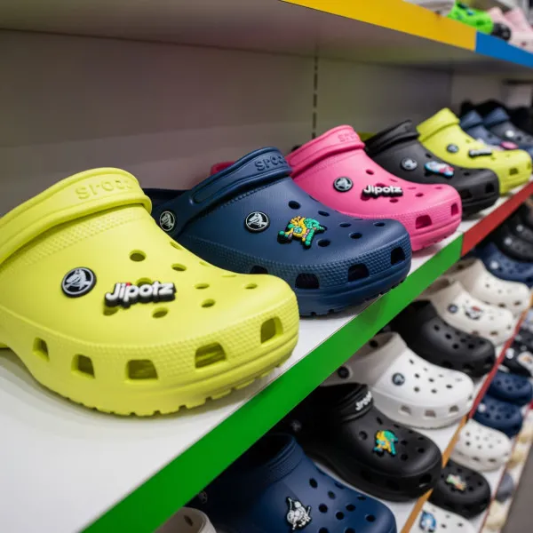 行路總成日覺得痛？原來係著錯鞋！醫師點名5大「最傷腳鞋款」：厚底鞋、人字拖全上榜 嚴重引致足底筋膜炎