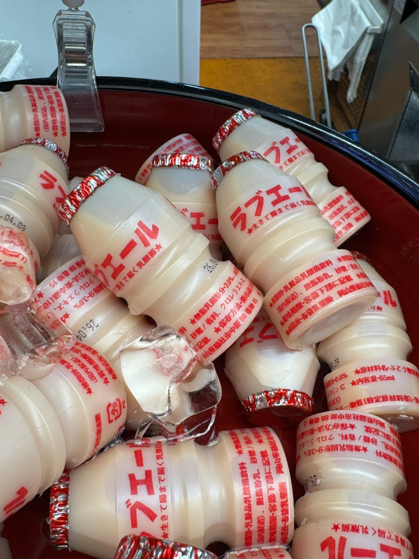 遊日注意！大阪黑門市場驚現「山寨益力多」？ 1款飲品賣貴5倍疑誤導遊客 