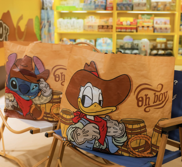 銅鑼灣時代廣場迪士尼期間限定店！史迪仔唐老鴨化身西部牛仔！逾50款全新精品+盲盒+限定相框自拍亭