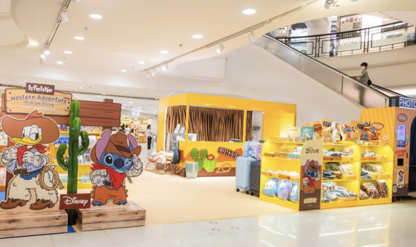 銅鑼灣時代廣場迪士尼期間限定店！史迪仔唐老鴨化身西部牛仔！逾50款全新精品+盲盒+限定相框自拍亭