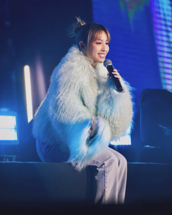 鄭融沉寂4年復出久違推出新歌！當年一首《紅綠燈》曾經紅遍全港