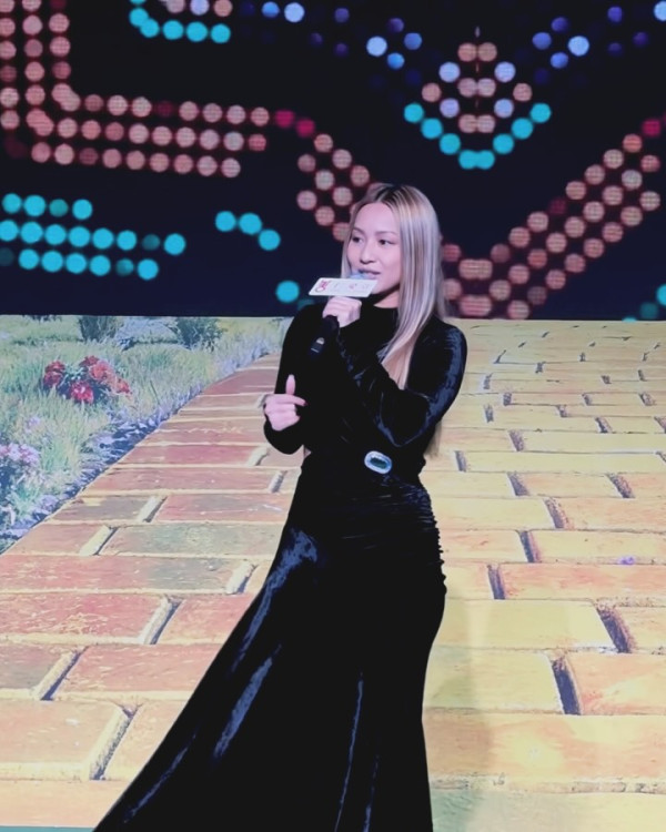 鄭融沉寂4年復出久違推出新歌！當年一首《紅綠燈》曾經紅遍全港