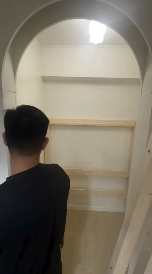 從影片可見，安裝床架位置疑似由儲物室改建。圖片來源：Facebook