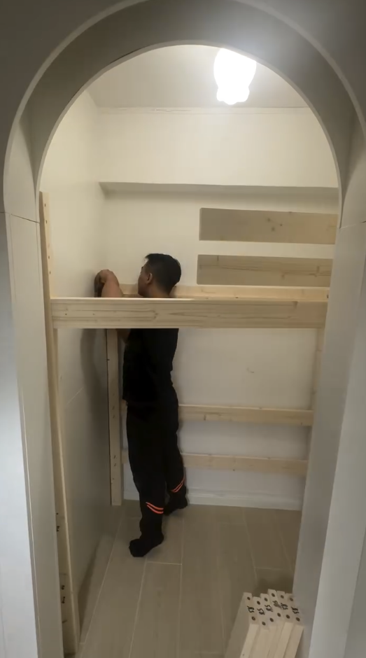 房內沒有窗戶、門或冷氣設備。圖片來源：Facebook