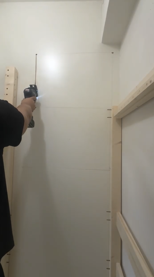 由於室內空間有限，傢俱公司的最終方案是將大門旁的上方鞋櫃背部切出，讓床位延伸進去。圖片來源：Facebook