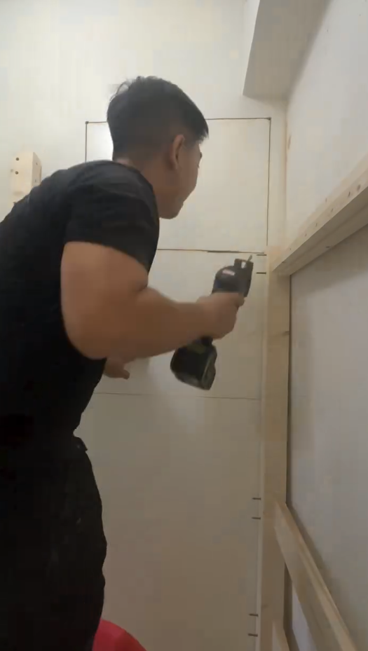 由於室內空間有限，傢俱公司的最終方案是將大門旁的上方鞋櫃背部切出，讓床位延伸進去。圖片來源：Facebook