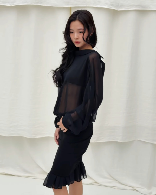 Jennie下胸誘惑露出南半球驚現露點疑雲！尺度大開超短剪裁直逼走光邊緣