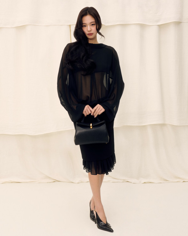 Jennie下胸誘惑露出南半球驚現露點疑雲！尺度大開超短剪裁直逼走光邊緣