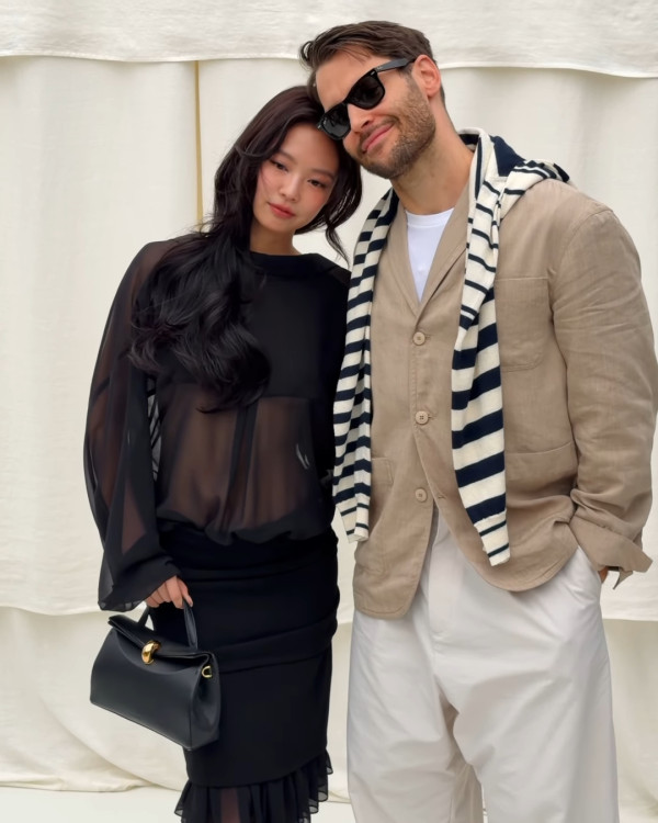 Jennie下胸誘惑露出南半球驚現露點疑雲！尺度大開超短剪裁直逼走光邊緣