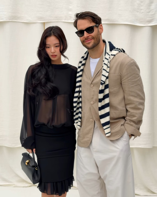 Jennie下胸誘惑露出南半球驚現露點疑雲！尺度大開超短剪裁直逼走光邊緣