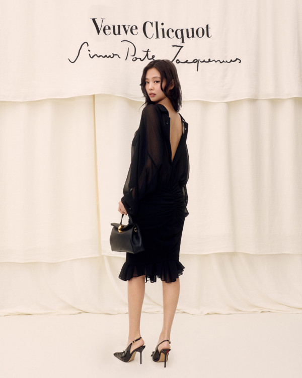 Jennie下胸誘惑露出南半球驚現露點疑雲！尺度大開超短剪裁直逼走光邊緣