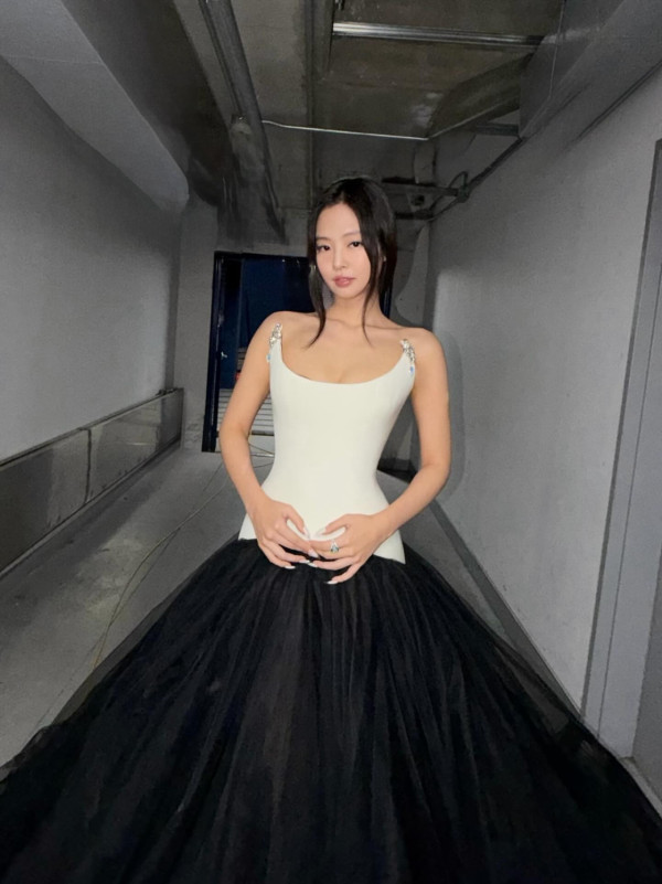 Jennie下胸誘惑露出南半球驚現露點疑雲！尺度大開超短剪裁直逼走光邊緣