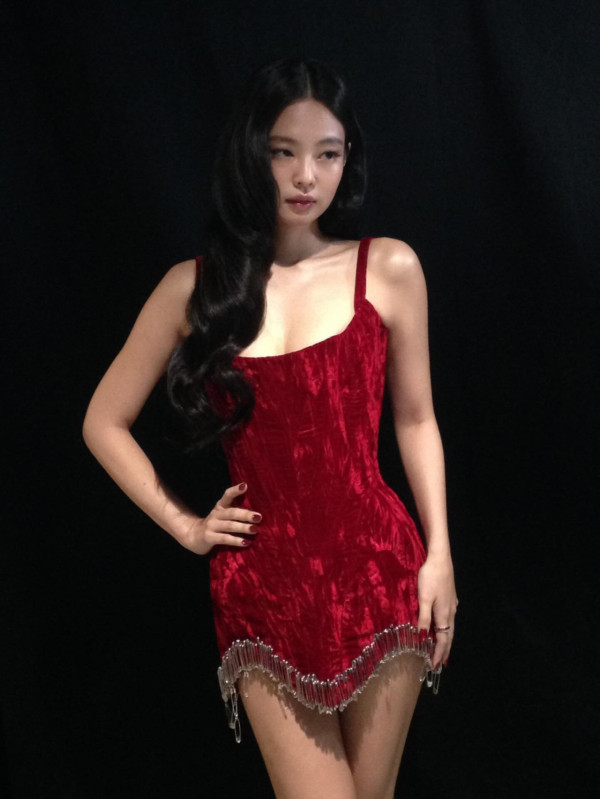 Jennie下胸誘惑露出南半球驚現露點疑雲！尺度大開超短剪裁直逼走光邊緣