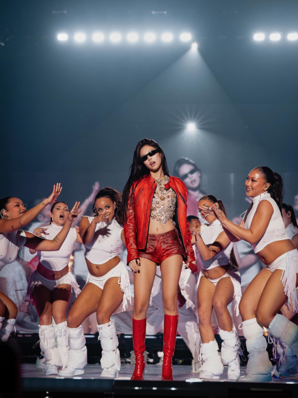 Jennie下胸誘惑露出南半球驚現露點疑雲！尺度大開超短剪裁直逼走光邊緣