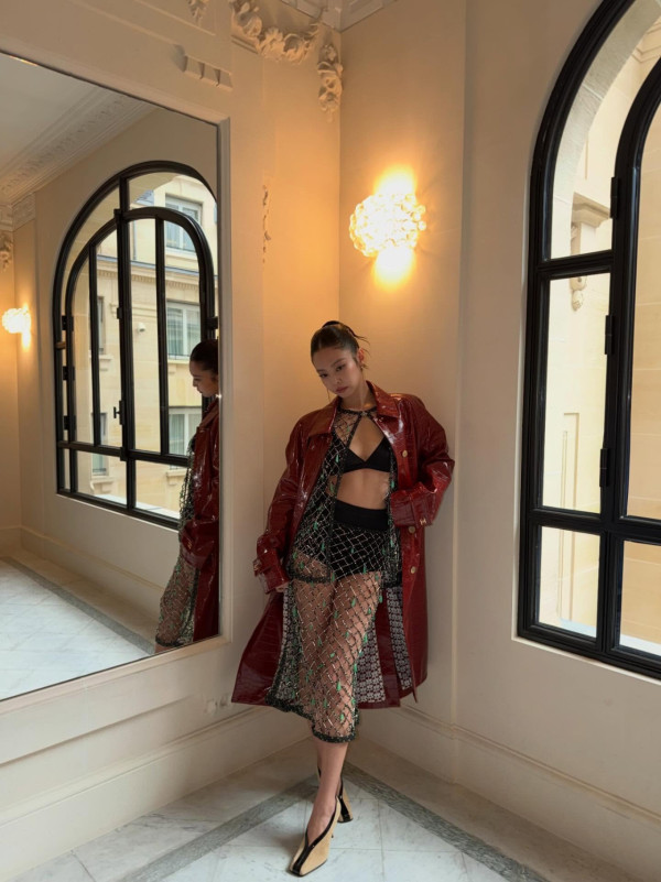 Jennie下胸誘惑露出南半球驚現露點疑雲！尺度大開超短剪裁直逼走光邊緣