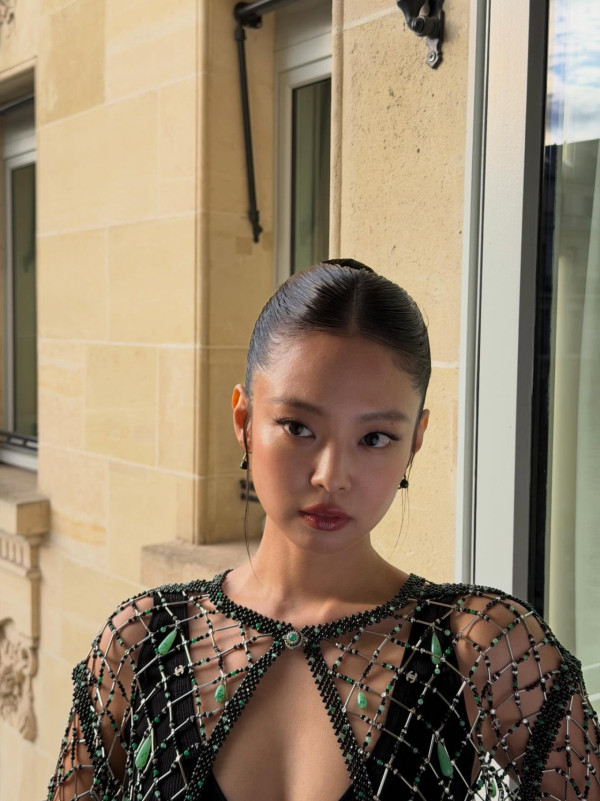 Jennie下胸誘惑露出南半球驚現露點疑雲！尺度大開超短剪裁直逼走光邊緣