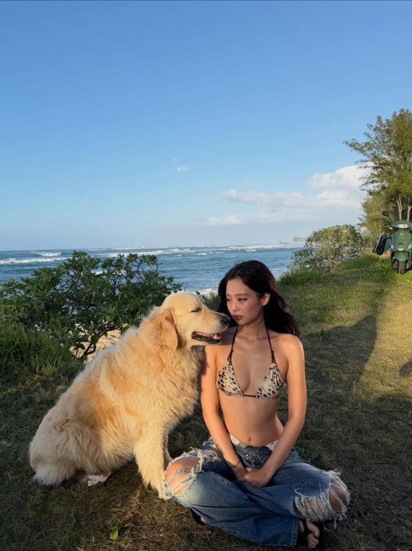 Jennie下胸誘惑露出南半球驚現露點疑雲！尺度大開超短剪裁直逼走光邊緣