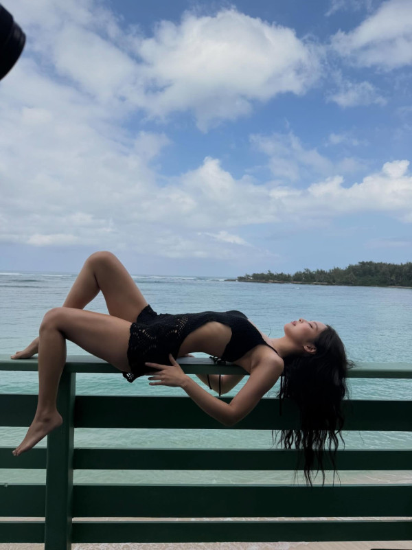 Jennie下胸誘惑露出南半球驚現露點疑雲！尺度大開超短剪裁直逼走光邊緣