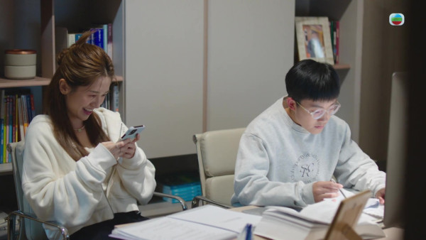 正義女神|補習老師Lydia倪嘉雯演成高成彬獵物?低胸俯身戲一改清純氣質