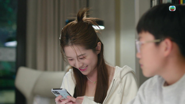 正義女神|補習老師Lydia倪嘉雯演成高成彬獵物?低胸俯身戲一改清純氣質