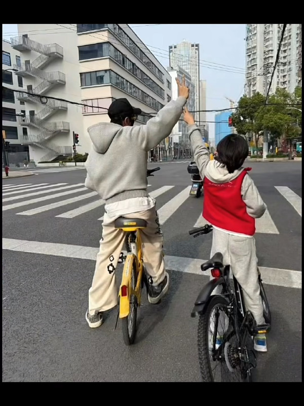 黃曉明發文證實親自到執法部門自首 微博長文致歉：為自己的疏忽鄭重道歉