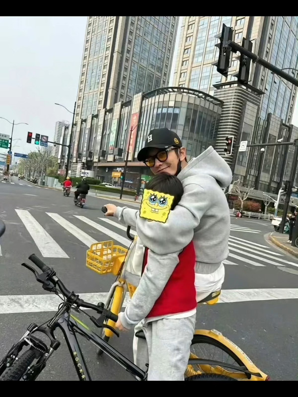 黃曉明發文證實親自到執法部門自首 微博長文致歉：為自己的疏忽鄭重道歉