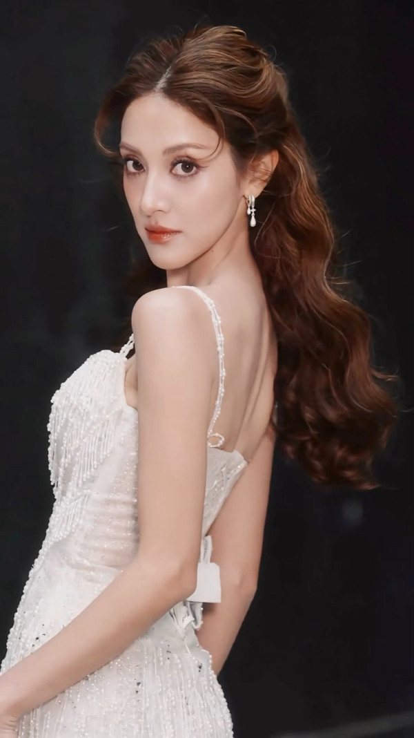 乘風2026｜陳凱琳初舞台盛世美顏驚艷內地 網民激讚混血樣封「迪麗熱巴接班人」