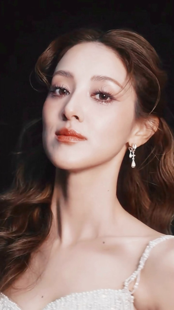 乘風2026｜陳凱琳初舞台盛世美顏驚艷內地 網民激讚混血樣封「迪麗熱巴接班人」