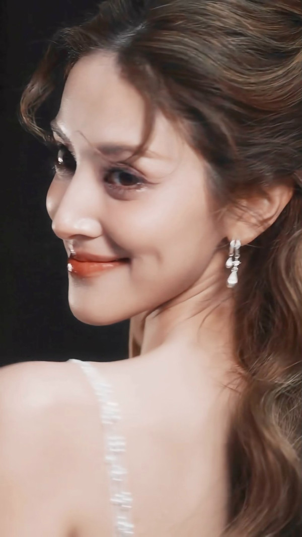 乘風2026｜陳凱琳初舞台盛世美顏驚艷內地 網民激讚混血樣封「迪麗熱巴接班人」