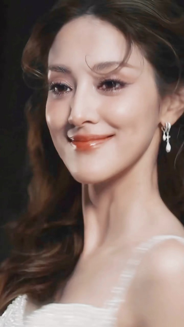 乘風2026｜陳凱琳初舞台盛世美顏驚艷內地 網民激讚混血樣封「迪麗熱巴接班人」