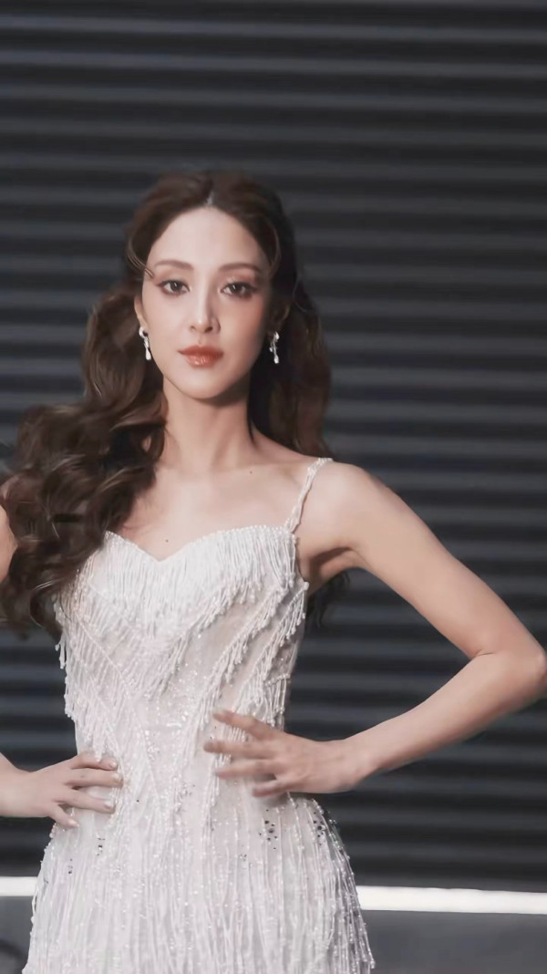 乘風2026｜陳凱琳初舞台盛世美顏驚艷內地 網民激讚混血樣封「迪麗熱巴接班人」