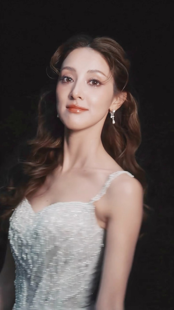 乘風2026｜陳凱琳初舞台盛世美顏驚艷內地 網民激讚混血樣封「迪麗熱巴接班人」