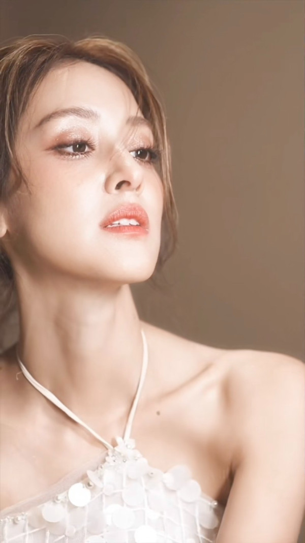 乘風2026｜陳凱琳初舞台盛世美顏驚艷內地 網民激讚混血樣封「迪麗熱巴接班人」