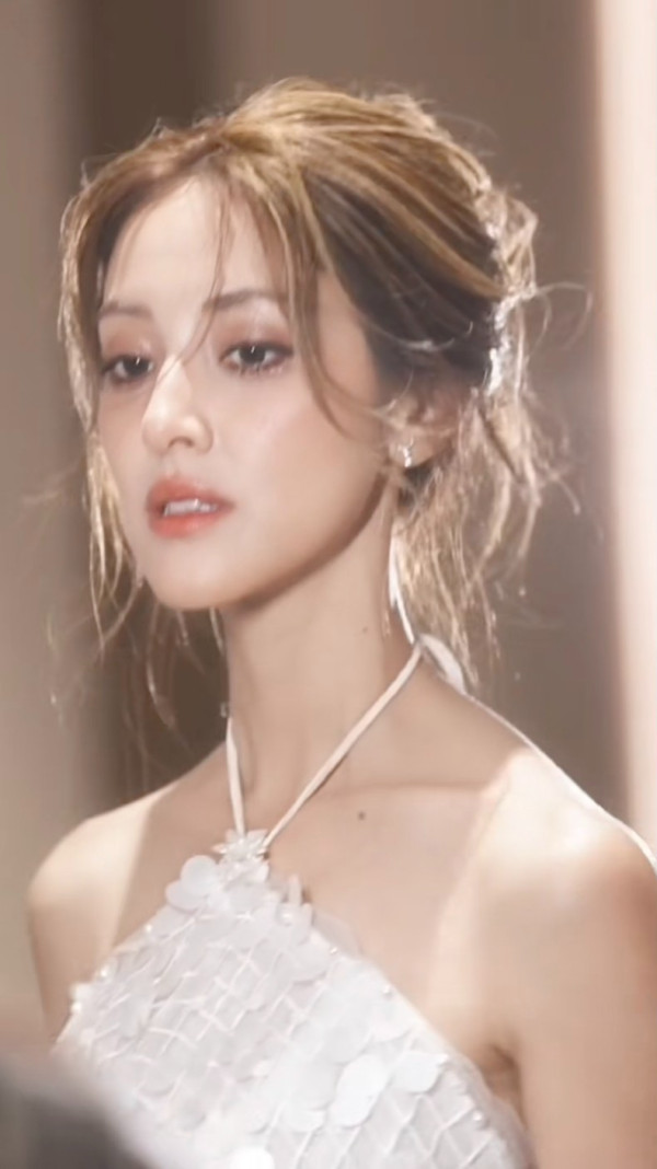 乘風2026｜陳凱琳初舞台盛世美顏驚艷內地 網民激讚混血樣封「迪麗熱巴接班人」