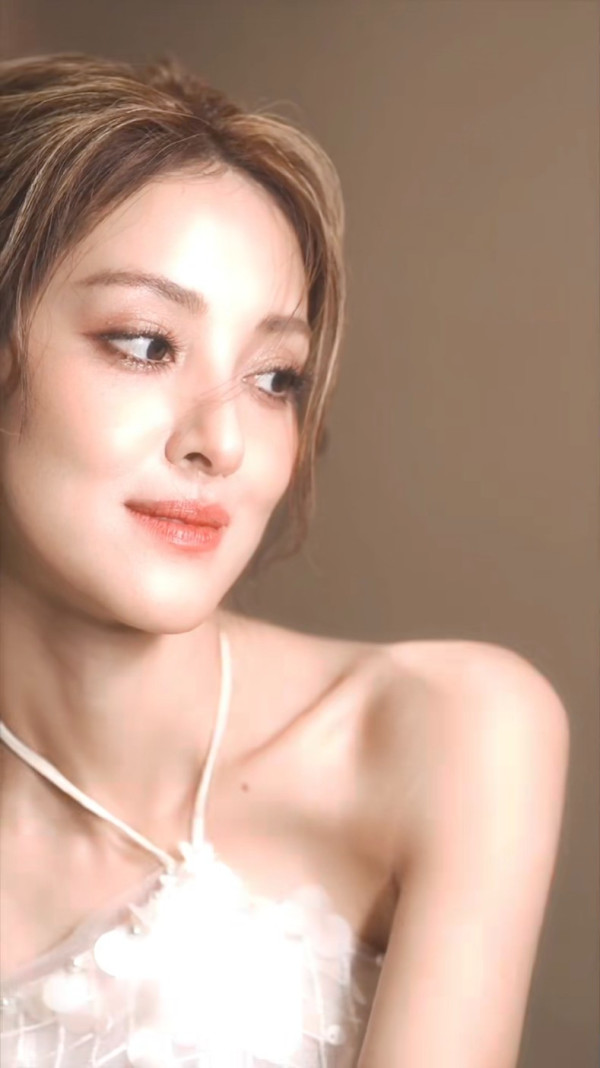 乘風2026｜陳凱琳初舞台盛世美顏驚艷內地 網民激讚混血樣封「迪麗熱巴接班人」