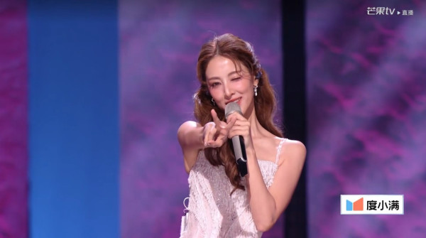 乘風2026｜陳凱琳初舞台盛世美顏驚艷內地 網民激讚混血樣封「迪麗熱巴接班人」