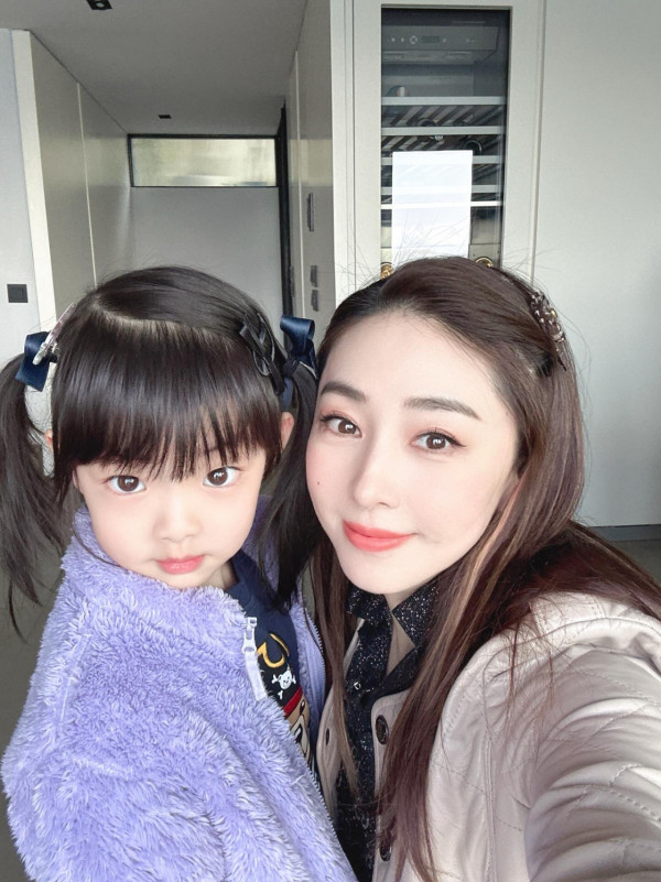 賈曉晨5歲細女近照明顯變靚氣質大反轉 曾被指與家姐「混血芭比」顏值差距大