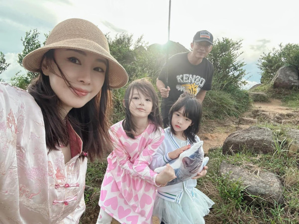 賈曉晨5歲細女近照明顯變靚氣質大反轉 曾被指與家姐「混血芭比」顏值差距大