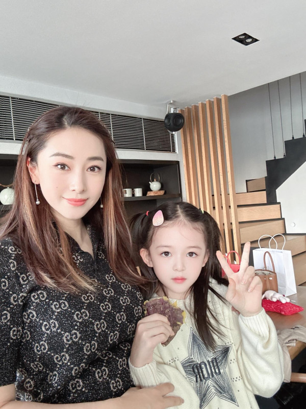 賈曉晨5歲細女近照明顯變靚氣質大反轉 曾被指與家姐「混血芭比」顏值差距大