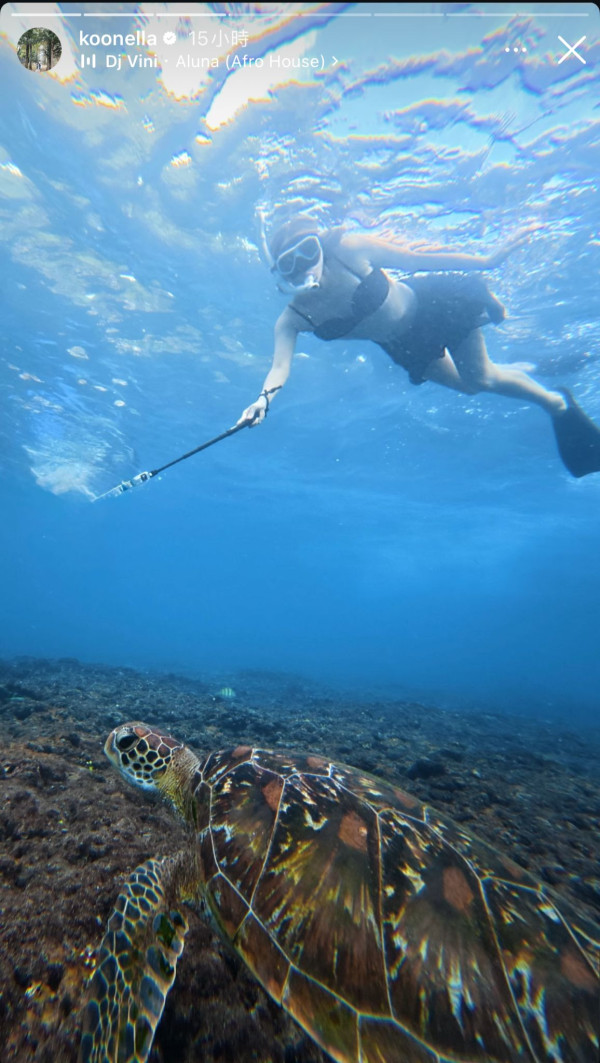 46歲官恩娜激罕晒性感比堅尼自拍！兩孩之母夾深溝事業線震撼網民